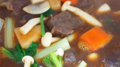 Tiếp tục hầm thịt bò khoảng 30 phút hoặc đến khi nào thấy thịt bò và rau củ đều mềm. Lúc này nước hầm sẽ cạn lại bớt bằng 2/3 số thịt và rau củ, nước có độ sánh vừa phải và có màu nâu đỏ đẹp mắt. Nêm nếm lại món hầm cho vừa với khẩu vị rồi tắt bếp.