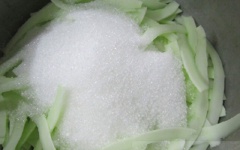 Trộn đều cùi dừa với 200gr đường trắng trong nồi. Bắc lên bếp, nấu nhỏ lửa, đảo đều khoảng 5 phút.