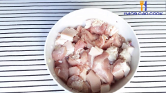 Ướp thịt: cho thit vào tô thêm 1/2 lượng hành và tỏi đã chuẩn bị, 1 muỗng hạt nêm, 2 muỗng nước mắm, 1/2 muỗng muối. Trộn đều hỗn hợp lên,sau đó để 20 phút cho thịt thấm gia vị.