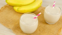 Món sữa chuối chỉ với vài phút nhanh chóng là đã có ngay thức uống thơm ngon, dinh dưỡng cho cả nhà uống rồi đó. Và đặc biệt, món sữa chuối bổ dưỡng này rất tốt cho sức khỏe của trẻ nhỏ.