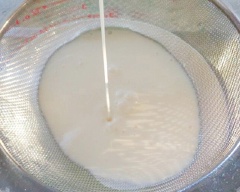 Trộn đều hỗn hợp sữa tươi không đường, sữa đặc và phô mai. Làm đều tay và tán nhuyễn phô mai trong khi làm. Khi phô mai và sữa đã mịn hẳn lược lại hỗn hợp qua rây.