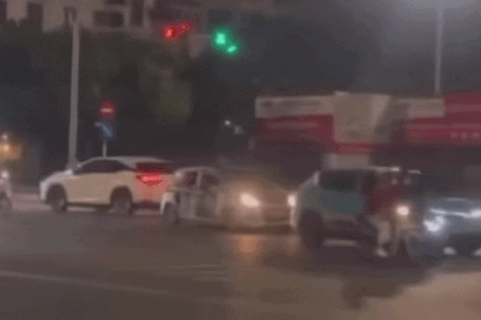 Clip: Khoảnh khắc ô tô Lexus tông liên hoàn rồi lật ngửa trên phố - Báo Tiền Phong