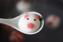 Đun sôi nồi nước, cho các viên bánh trôi vào luộc. Khi thấy các viên bánh trôi nổi lên mặt nước là vớt ra được rồi nhé.