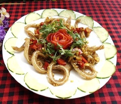 Cho tai heo xào sả ớt ra đĩa và dùng với cơm nóng. Tai heo xào với sả ớt với thịt tai heo nhai giòn sần sật, ngấm đều gia vị tỏi ớt, cay nòng hấp dẫn. Có thể dùng làm món ăn cơm hoặc làm mồi nhậu rất tuyệt luôn nhé!