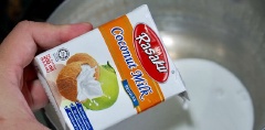 Nấu nước cốt dừa: Đổ nước cốt dừa, đường và muối vào nồi và nấu trên lửa vừa trong khoảng 2 phút cho đến khi đường tan hoàn toàn thì tắt bếp.