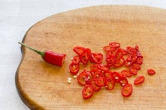 Riềng, sả cắt miếng nhỏ rồi xay nhuyễn. Chanh cắt miếng nhỏ. Hành lá rửa sạch, cắt khúc ngắn. Ớt cắt nhỏ.