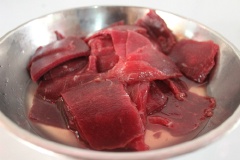 Bò thái lát mỏng. Cho ra bát, thêm một thìa nhỏ muối, một thìa nhỏ bột năng, một ít hạt tiêu và một thìa nhỏ dầu hào, trộn đều, ướp khoảng 30 phút.