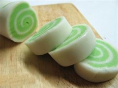 Dùng dao sắc, cắt bánh thành từng miếng nhỏ như thế này rồi dùng que xiên, xiên vào. Bánh dẻo kẹo mút trông như những cây kẹo xinh xinh, kute cực dễ thường cho các teen nữ. Đây chắc chắn là món quà lý tưởng để dành tặng người yêu trong dịp tết trung thu năm nay.
