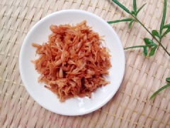Món thịt xé sợi gần giống ruốc với cách chế biến đơn giản nhưng lại rất ngon. Từng miếng thịt đậm đà vị mặn ngọt lại hơi cay cay hấp dẫn vô cùng. Bạn có thể ăn kèm với cơm nóng hay cùng các món cháo cũng sẽ ngon lắm đấy.