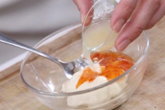 Cho 50g sốt mayonnaise, 2 muỗng canh tương ớt ngọt và nước cốt 1 trái chanh vào trộn đều là nước chấm. Tôm bóc vỏ, bỏ chỉ đen, giữa lại phần đuôi tôm cho đẹp mắt, ướp với 3g muối, 3g tiêu khoảng 10 phút.