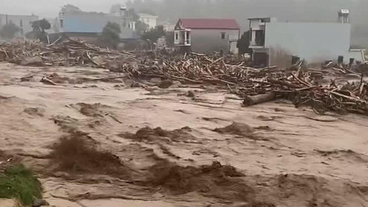 Quốc lộ 32 tê liệt vì lũ quét, Lai Châu căng mình ứng phó thiên tai - Chuyên trang Góc nhìn pháp lý - Tạp chí Người đưa tin