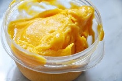 Đổ hỗn hợp xoài đã xay ra 1 hộp nhựa, cho vào ngăn đá tủ lạnh. Cứ 15 phút lấy ra, dùng nĩa làm tơi kem lên, cho lại vào tủ lạnh. Làm vậy khoảng 3-4 lần là được.