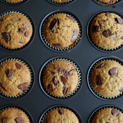 Ngày 20/11 không món quà nào quý hơn khi bạn tự tay làm những chiếc bánh muffin khoai lang chocolate ngọt bùi, đăng đắng để tặng thầy cô đâu đấy. Nào chúng ta cùng lưu công thức lại và làm nha.