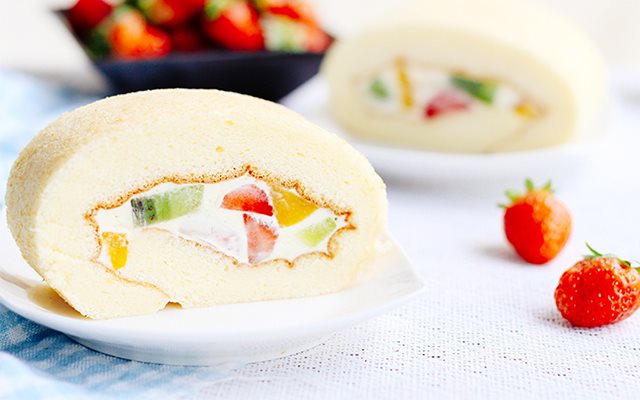 Bánh Bông Lan Cuộn Kem Trái Cây