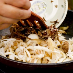 Cho 2 muỗng canh dầu ăn, 1 muỗng canh hành boa rô phi thơm, cho nấm đông cô vào chảo xào 30 giây, cho tiếp nấm bào ngư, nấm mèo, nấm tuyết vào xào 1 phút, nêm 1 muỗng canh muối, 1 muỗng canh hạt nêm, 1 muỗng canh đường, 1 muỗng canh tiêu xay, 10 gram tiêu sọ vào chảo, xào thêm 2 phút, cho hỗn hợp rau cau vào, đảo đều 2 - 3 phút, tắt bếp.