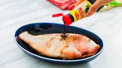 Khứa cá 2 mặt của cá, sau đó ướp với 1 muỗng canh hạt nêm Maggi và 1 muỗng canh nước tương Maggi. Ướp trong 15 phút.