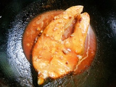 Cá hồi rửa sạch thấm khô nước. Đun chảy bơ cho cá hồi vào áp chảo cho vừa chín 2 mặt thì vớt ra đĩa. Vẫn cái chảo ấy, bạn cho tỏi băm vào phi thơm sau đó cho toàn bộ nước sốt vào khuấy đều đun sôi, nước sốt có độ sệt thì cho cá hồi vào. Dùng thìa múc nước sốt rưới lên mình cá hồi cho cá thấm đều gia vị, rắc hành lá thái nhỏ lên là tắt bếp.