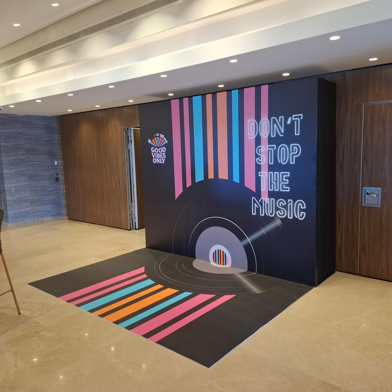 קיר צילום יוקרתי ומעוצב לאירועי השקה מבית LALIS WALL