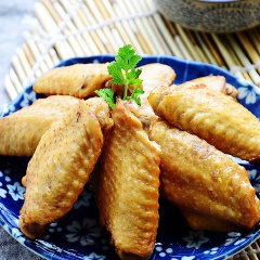 Bày cánh gà ra đĩa và thưởng thức thôi. Hun khói sẽ giúp gà thêm hương vị ám khói đặc biệt.