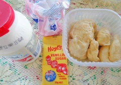 Kem tươi, đường, vanilla cho vào âu đánh bông mịn. Thịt sầu riêng tán nhuyễn.