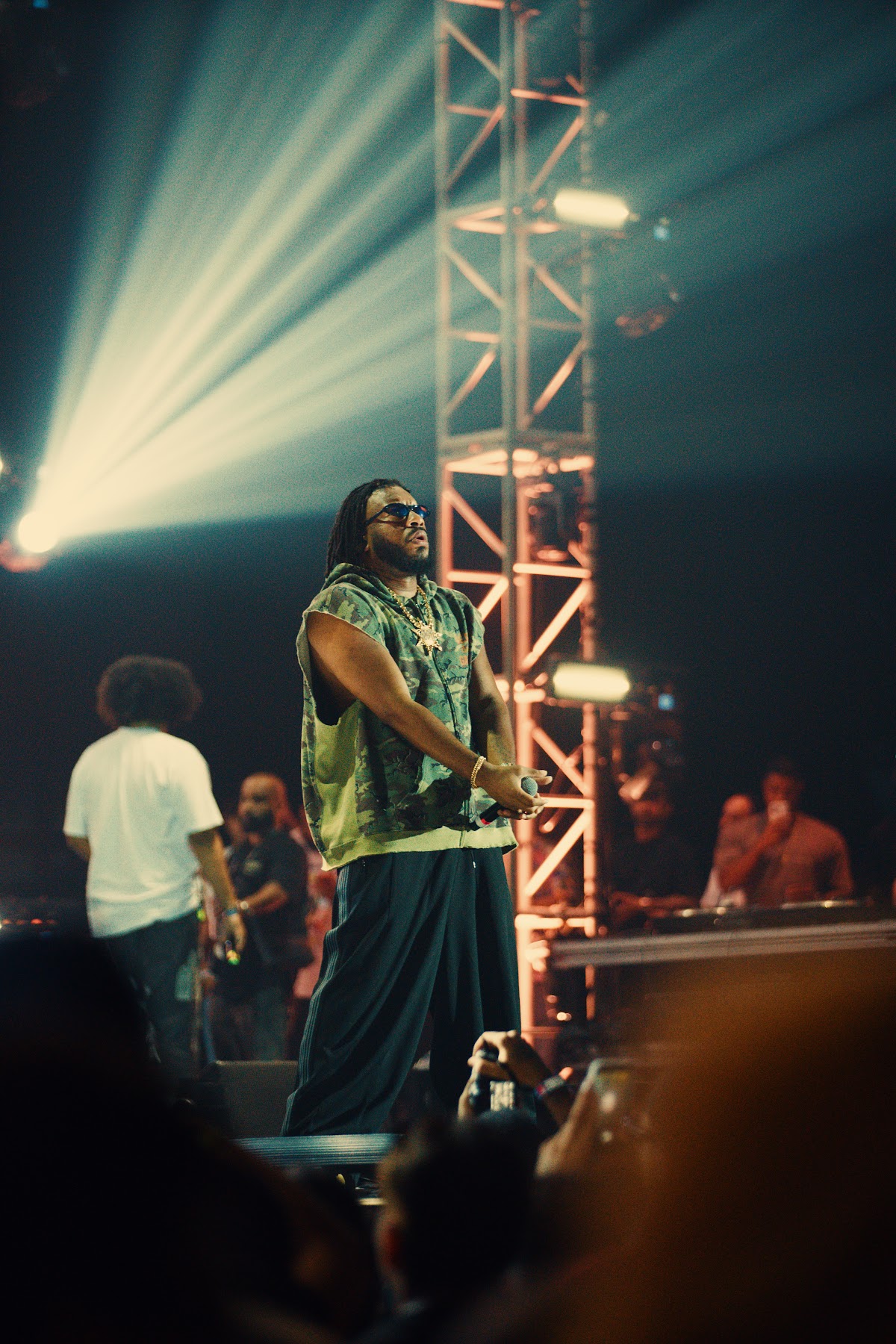 BK no palco com luzes
