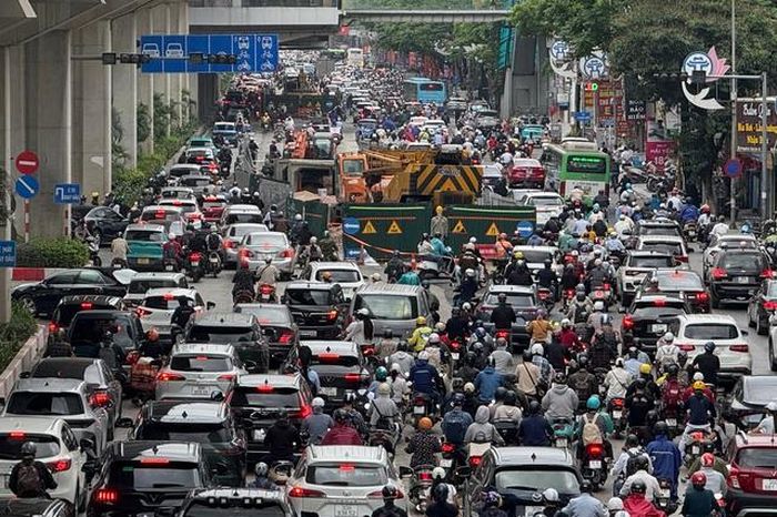 Nhiều điểm giao thông ở Hà Nội ùn tắc trong ngày đầu tiên đi làm trở lại sau kỳ nghỉ lễ - Báo Người Lao Động