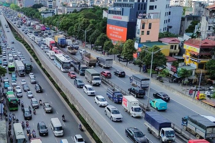 Cửa ngõ Hà Nội 'nghẹt thở', dòng người nhích từng mét rời Thủ đô nghỉ lễ 30/4 - Báo Tiền Phong