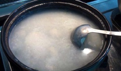 Nấu sôi nước nghêu, đổ gạo nếp vào, bật lửa lớn. Nước sôi thì để lửa nhỏ liu riu đến khi gạo nếp chín nhừ thành cháo. Thỉnh thoảng khuấy đều để tránh cháo bám vào đáy nồi bị cháy. Nêm hạt nêm, bột ngọt.