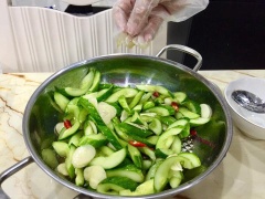 Sau đó vớt ra để thật ráo nước. Nấu 1 chén ăn cơm nước mắm và 1 chén đường vàng, đợi sôi tan đường, tắt bếp để thật nguội. Vớt dưa leo bỏ hủ keo, thêm tỏi cắt khoanh, ớt cắt vào.