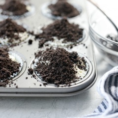 Cho vỏ bánh Oreo hoặc bánh quy khác vào máy xay sinh tố hoặc máy xay thực phẩm, xay nhuyễn, rắc phần vụn bánh lên trên mặt bánh cupcake, trang trí tùy thích.