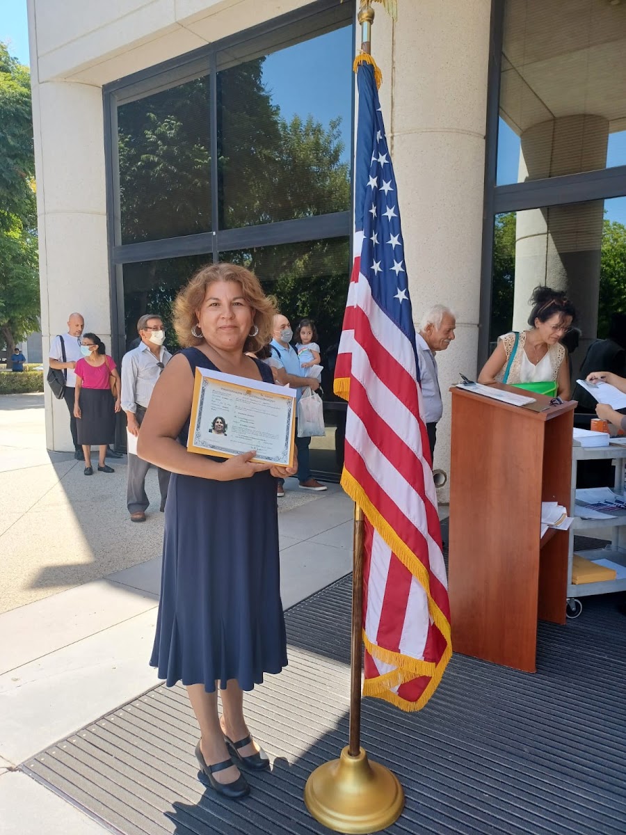 Certificado y bandera durante ceremonia de ciudadanía