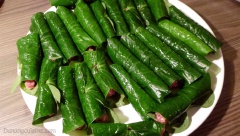 Làm bò cuốn lá lốt: Đặt lá lốt ra đĩa, xếp thịt bò đã ướp, thêm vào 1 hạt tiêu sọ, sau đó cuộn tròn lại. Xâu thịt và cố định từng cuốn bò lá lốt bằng các que tre nhọn.