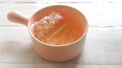 Gelatin lá ngâm với 100ml nước lạnh cho nở mềm thì chắc bớt nước, chừa lại một ít rồi cho gelatin vào lò vi sóng quay chảy hoặc đun cách thủy đều được. Kem phô mai để mềm ở nhiệt độ phòng. Cho kem phô mai và đường bột vào âu hoặc tô lớn, dùng máy đánh ở tốc độ thấp nhất cho 2 thứ hòa quyện với nhau, tạo thành hỗn hợp mềm mịn. Tiếp tục cho kem tươi vào, chỉnh tốc độ trung bình đánh cho kem tươi bông mềm, hỗn hợp kem trở nên sánh đặc, máy chạy tạo vân là được. Lúc này đổ gelatin vào, trộn đều. Lấy khuôn bánh ra khỏi tủ lạnh, đổ hỗn hợp cheesecake vào khuôn, lắc nhẹ cho hỗn hợp dàn đều. Để khuôn bánh vào ngăn mát tủ lạnh 30 phút cho phần cheesecake se mặt.