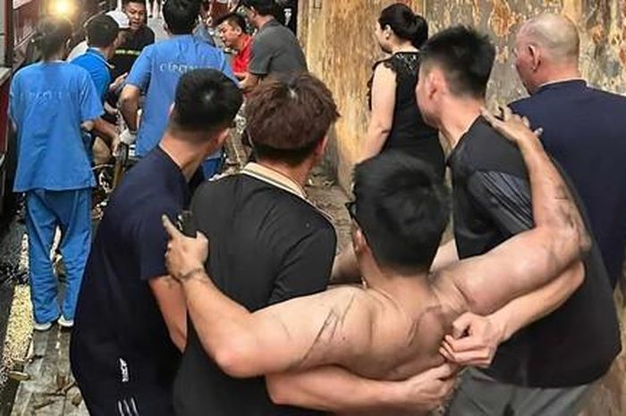 Video Cảnh sát PCCC kịp thời giải cứu người dân trong căn nhà 4 tầng bốc cháy - Công An TP.HCM
