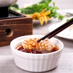 Nồi lẩu nghi ngút khói, với hương vị thơm ngon nhưng lại nhanh chóng, chấm kèm với nước mắm sa tế nữa thì không còn gì bằng. Tôm, mực tươi ngọt, rau nấm thanh mát hòa quyện với nước lẩu riêu cua đậm đà thơm ngon tạo nên một món ăn không thể chối từ.