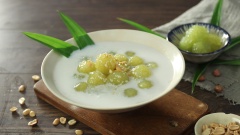 Múc chè ra chén, cho ít mè rang và đậu phộng lên trên là có thể thưởng thức. Chén chè nóng với khoai mì dai, pha lẫn mùi thơm của lá dứa, quyện với nước cốt dừa béo ngậy thật là hấp dẫn.