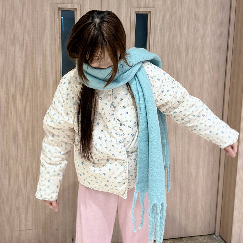 Short women's puffer jacket with floral pattern, oversized fit