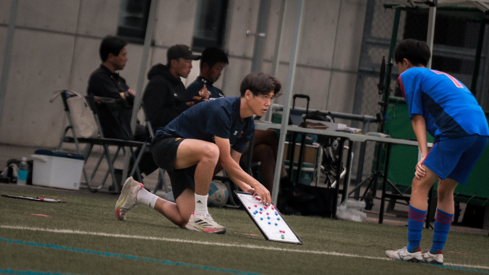 セレソン都城FCのコーチと選手が対話・指導している様子