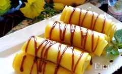 Bánh crepe chuối ngào đường cho ra đĩa. Bạn có thể chạy vài đường chocolate lên bánh cho đẹp. Có cách làm bánh crepe chuối ngào đường này rồi, không sợ thiếu món tráng miệng sau bữa cơm nữa đúng không nào. Rảnh rỗi nhớ thử để đãi gia đình nha!!