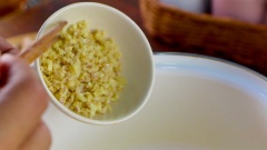 Làm nước mắm nêm: đun nóng 2 muỗng canh dầu điều, sau đó lần lượt cho 15gr sả băm, 15gr tỏi băm, 15gr hành tím băm và 15gr ớt băm vào, phi thơm.
