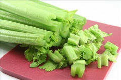 Cần tây rửa sạch, cắt khúc. Hành tây bóc vỏ cắt vuông.