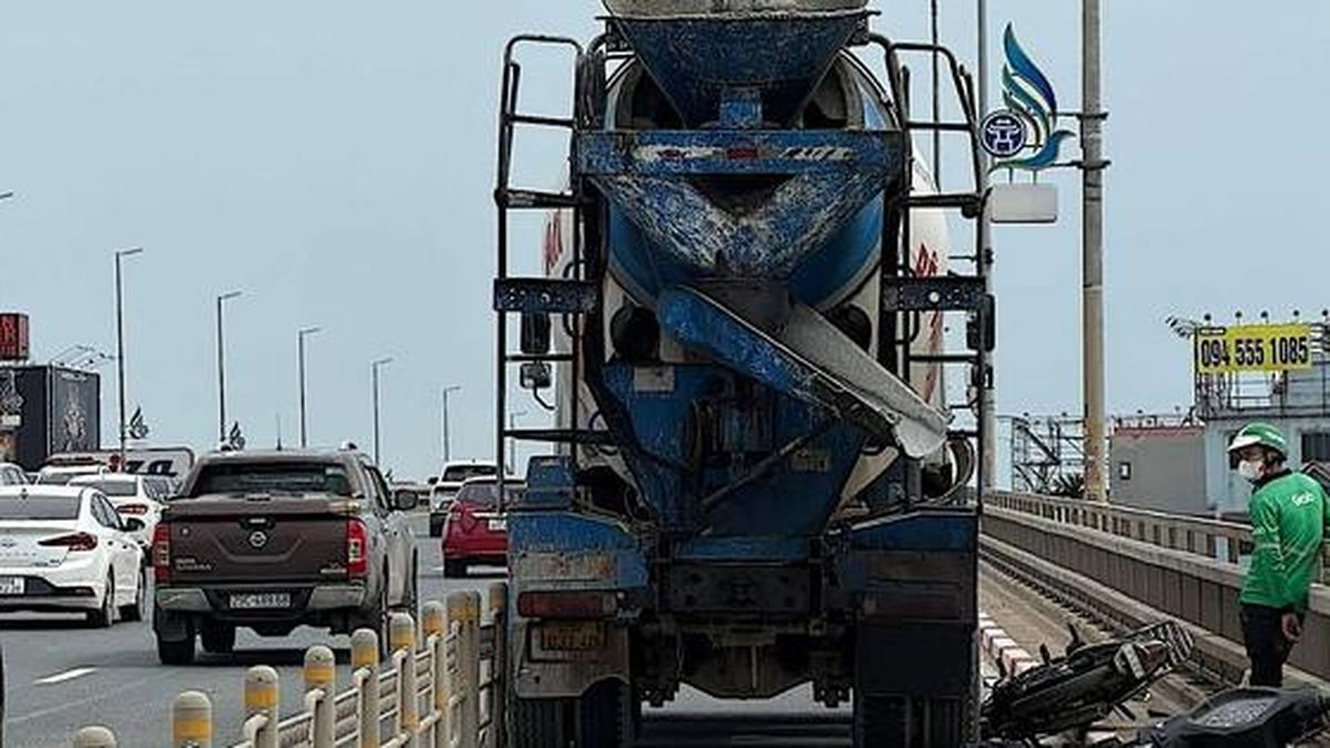 Tai nạn chết người trên đường dẫn cầu Nhật Tân, xe bồn xuất hiện ở đoạn cấm ô tô - Báo Sức Khỏe &amp; Đời Sống