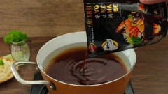 Cho vào nồi 1,5 lít nước lọc, tiếp theo cho 1 gói Nước dùng hoàn chỉnh Barona - Lẩu Nhật Yosenabe vào nồi rồi khuấy đều, đun sôi.