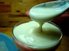 Cho sữa chua ra tô, đánh đều lên rồi rót vào đầy ly dâu.
