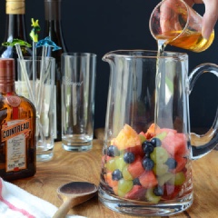 Cho trái cây thập cẩm vào tô và làm mát 2-3 giờ trước khi thưởng thức. Khi cần pha cocktail, bạn lấy trái cây trong tủ lạnh ra, cho vào bình lớn. Rót rượu rum, rượu trắng, rượu cam vào, sau đó là nước soda. Khuấy đều hỗn hợp.