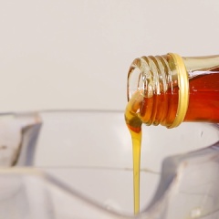 Cho chuối vào máy sinh tố cùng 250ml sữa tươi không đường, 15ml mật ong, 5ml vani và bật máy xay cho đến khi nhuyễn là sữa đã sẵn sàng để thưởng thức.