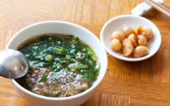 Múc canh ra tô ăn với cơm nóng. Món canh cua mồng tơi ăn kèm với cà muối rất ngon.