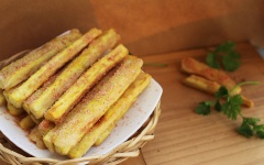 Cuối cùng là trình bày món khoai lang lắc bột xí muội và thưởng thức thôi nào!