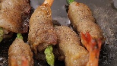 Trải dải thịt heo đã ướp gia vị ra thớt, đặt 1 con tôm và 1 nhánh măng tây vào đầu rồi cuốn lại. Cuối cùng, láng 1 lớp mỏng dầu ăn vào chảo và cho các cuộn thịt tôm vào chiên áp chảo đến khi thịt heo chín chuyển màu vàng nâu là được. Rắc lên ít tiêu cho thơm nhé!