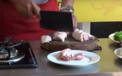 Thịt gà làm sạch, móng giò heo rửa sạch, chặt cả 2 thành miếng vừa ăn.